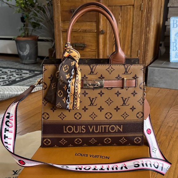 Designer style tote bag, new in box. - Picture 2 of 10